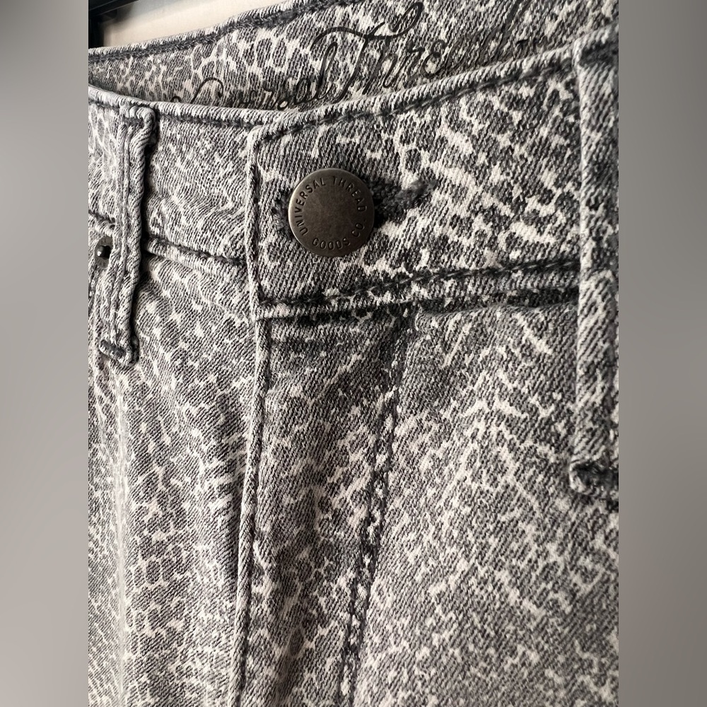 UNIVERSAL THREAD animal print skinny Jean 4/27R